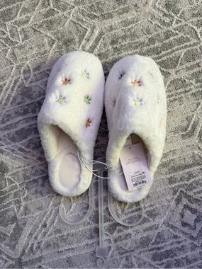 Auden White Fuzzy Floral Embroidered Slide Slippers